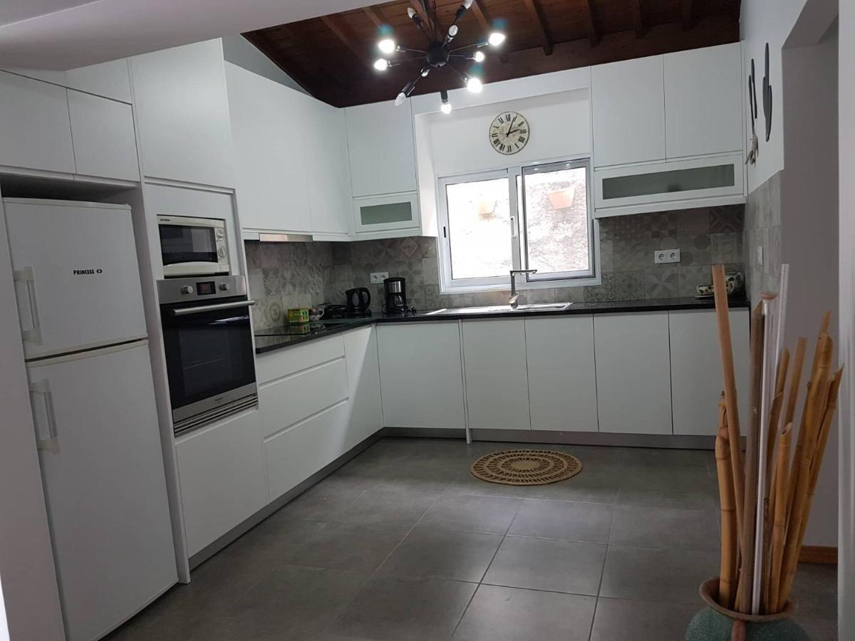 Join Our Relaxed House Near The Beach - Mosteiros Екстер'єр фото